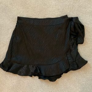 Do+Be Black Ruffled Envelope Flap Skort